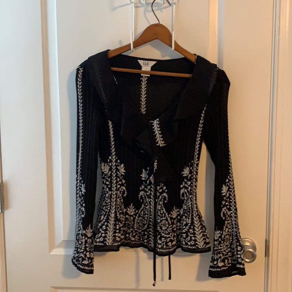 Ladies top, fancy, flowing trumpet sleeves, lightweight.